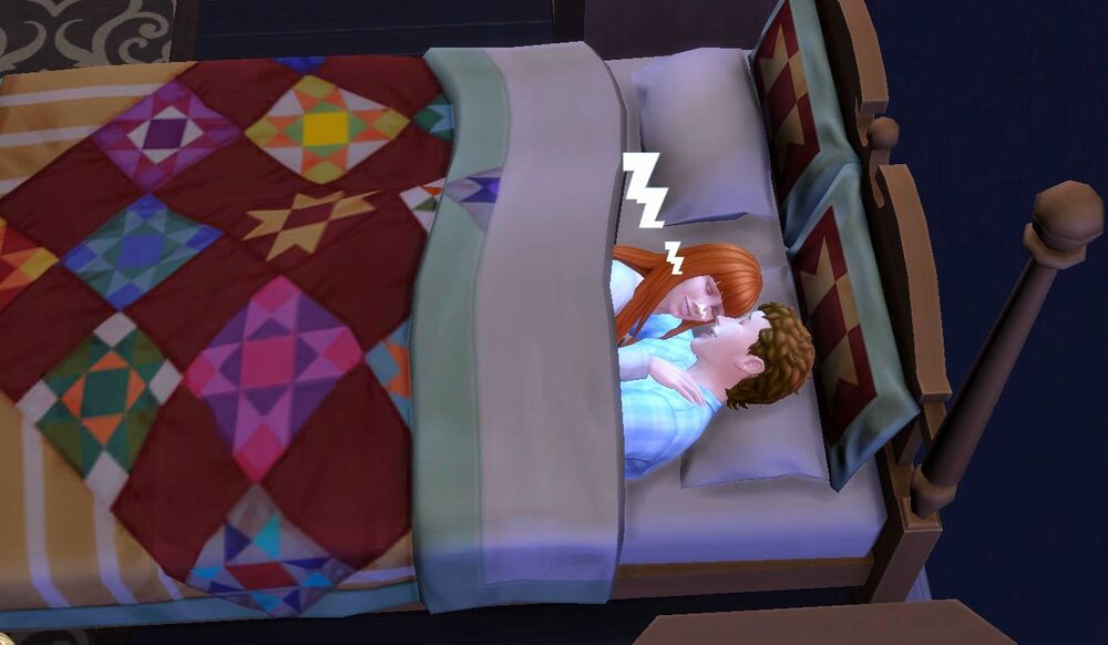 Marito e moglie accoccolati nel letto Marito e moglie accoccolati nel letto